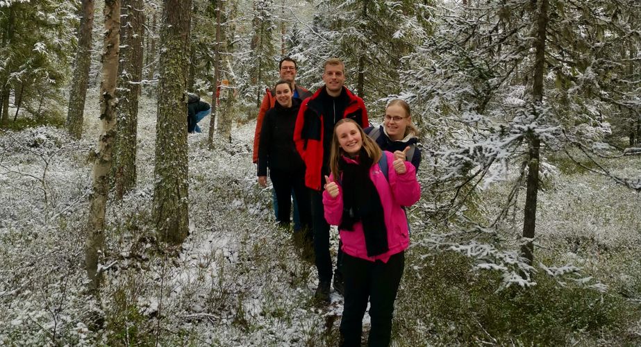 Groepsfoto in landschap Zweden